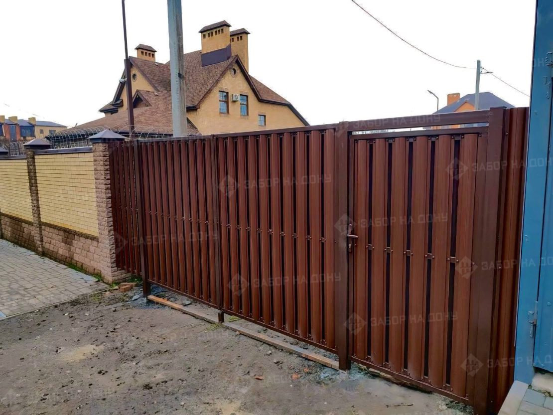 Распашные ворота из евроштакетника  в Зернограде